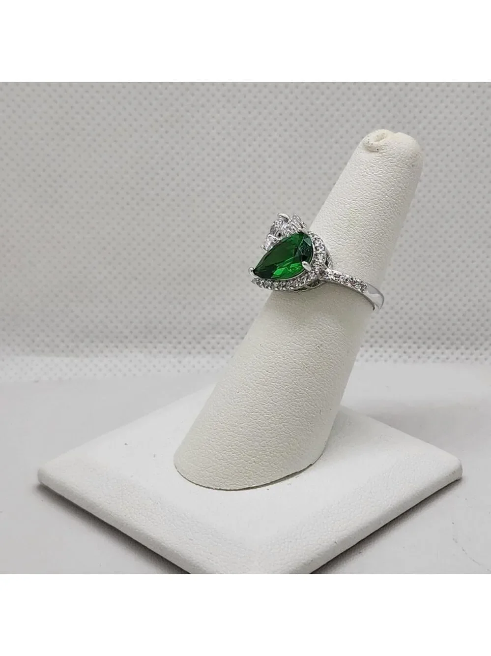 Brand New Sterling Silver 925 Green White Gemstone Ring